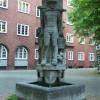 памятник водоносу в Гамбурге